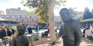 Eminönü’nde bulunan simitçi heykelinin bronz simitleri çalındı