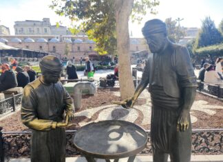 Eminönü’nde bulunan simitçi heykelinin bronz simitleri çalındı