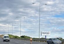 Elbiselerini yaktı, otobanda yarı çıplak halde koştu… Vatandaştan ‘Sen manyak mısın?’ tepkisi aldı.