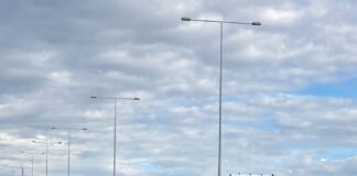 Elbiselerini yaktı, otobanda yarı çıplak halde koştu… Vatandaştan ‘Sen manyak mısın?’ tepkisi aldı.