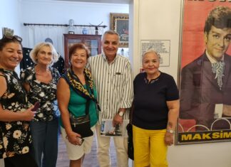 Zek Müren’i 26 sene önce kaybettik; Sanatçının Bodrum’daki evi ziyaretçi akınına sahne oldu.