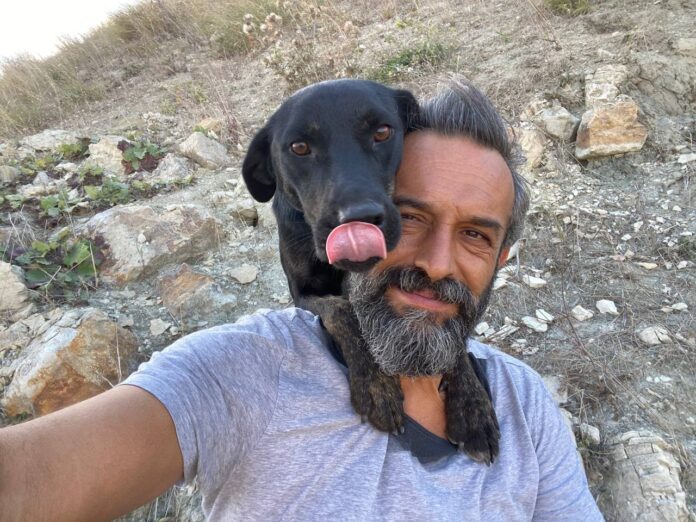 BÖYLE SEVGİ GÖRÜLMEDİ HER GÜN PEŞİNDEN YÜZLERCESİ KOŞUYOR YÜZLERCESİ ETRAFINI SARIP SAATLERCE SEVGİ GÖSTERİSİNDE BULUNUYOR