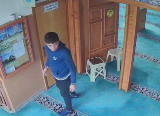 Camiye giren hırsız, önce kek yedi meyve suyu içti, ardından para kutusunu çaldı!