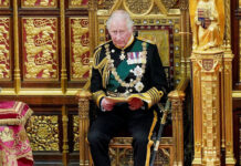 Charles resmen ‘KRAL’