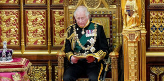 Charles resmen ‘KRAL’