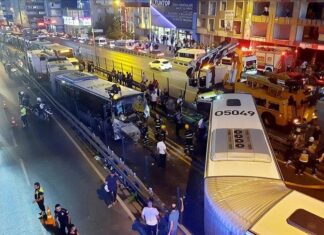 İstanbul’da dün kazaya neden olan metrobüsün şoförü fenalaşmış.O video ortaya çıktı