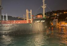 Bebek’te kargo gemisi karaya oturdu