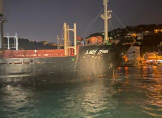 Bebek’te kargo gemisi karaya oturdu