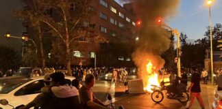 İran’daki protestolarda can kaybı 6’ya yükseldi; Protestolar da 15 şehre yayıldı.