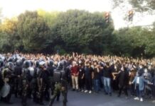 İran’da devam eden protestolar bir halk isyanı şeklini(mi) alıyor.