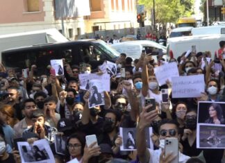 İstanbul’da İran Başkonsolosluğu önünde kadınlardan Amini protestosu!