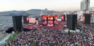 İzmir, kurtuluşunun 100. yılını büyük bir coşkuyla kutlanıyor. Tarkan konserinin düzenleneceği Gündoğdu Meydanı’na yüz binler akın etti.