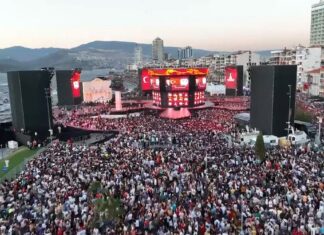 İzmir, kurtuluşunun 100. yılını büyük bir coşkuyla kutlanıyor. Tarkan konserinin düzenleneceği Gündoğdu Meydanı’na yüz binler akın etti.