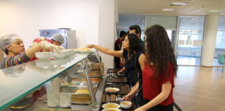 İzmit Belediyesi ‘Anne Eli Projesi’yle öğrencilere sıcak yemek sağlıyor