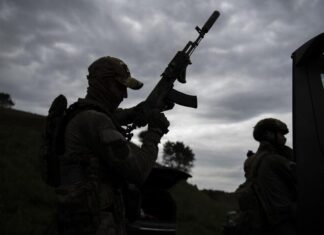 UKRAYNA ORDUSU İŞGAL ALTINDAKİ HERSON VE LUHANSK KENTİLERİNDE İLERLİYOR.