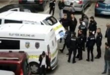 ANNESİNİN BAKICISI OLAN KADINI ÇOCUĞUNUN YANINDA ÇEKİÇLE ÖLDÜRDÜ