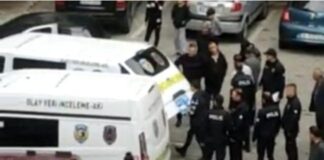 ANNESİNİN BAKICISI OLAN KADINI ÇOCUĞUNUN YANINDA ÇEKİÇLE ÖLDÜRDÜ