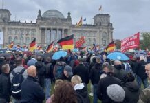 Yer: Berlin. Almanlar Rusya bayraklarıyla hükümetin enerji politikasını ve ABD protesto edildi