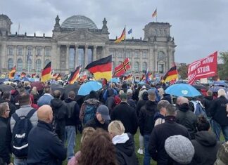 Yer: Berlin. Almanlar Rusya bayraklarıyla hükümetin enerji politikasını ve ABD protesto edildi