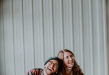 AKINTIYA KÜREK ÇEKİP BUNALIMA GİRMEYİN: ‘YAKIN’ ARKADAŞ EDİNMEK İÇİN 34 SAAT YETERLİ!