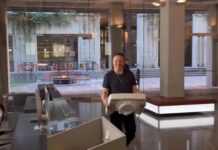 Kimse anlamadı; Elon Musk Twitter binasına elinde lavaboyla girdi