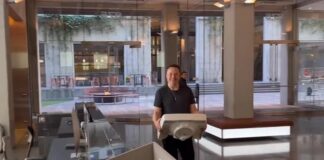 Kimse anlamadı; Elon Musk Twitter binasına elinde lavaboyla girdi
