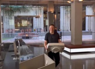 Kimse anlamadı; Elon Musk Twitter binasına elinde lavaboyla girdi
