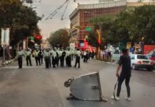 İRAN’DA LİSE ÖĞRENCİLERİ DE ‘SAHA’ YA İNDİ!