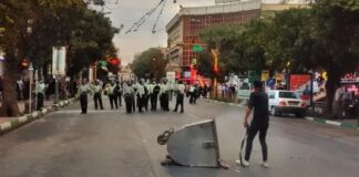 İRAN’DA LİSE ÖĞRENCİLERİ DE ‘SAHA’ YA İNDİ!