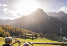 📽️ 100 VAGONLU DÜNYANIN EN UZUN YOLCU TRENİ, İSVİÇRE ALPLERİ’Nİ KATEDEREK BİR DÜNYA REKORU KIRDI