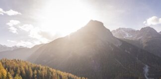 📽️ 100 VAGONLU DÜNYANIN EN UZUN YOLCU TRENİ, İSVİÇRE ALPLERİ’Nİ KATEDEREK BİR DÜNYA REKORU KIRDI