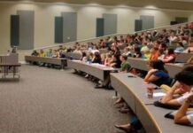 ÖĞRENCİLER ‘DERS ÇOK ZOR’ DİYE DİLEKÇE VERDİ, ÖĞRETİM ÜYESİ KOVULDU