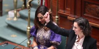 BELÇİKA DIŞİŞLERİ BAKANI VE 2 MİLLETVEKİLİ İRANLI KADINLARA DESTEK İÇİN SAÇLARINI KESTİ