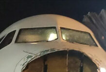 📽️ UÇAK DOLU FIRTINASINA YAKALANDI… YOLCULAR CEHENNEMİ YAŞADI… HAVADAKİ PANİĞİ KAMERA KAYDETTİ…