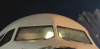 📽️ UÇAK DOLU FIRTINASINA YAKALANDI… YOLCULAR CEHENNEMİ YAŞADI… HAVADAKİ PANİĞİ KAMERA KAYDETTİ…