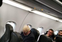 Boris Johnson, tarifeli sefer ve ekonomi sınıf koltuğuğunda Londra’dan İstanbul’a uçtu.