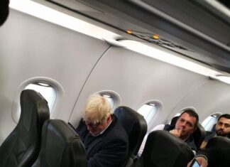 Boris Johnson, tarifeli sefer ve ekonomi sınıf koltuğuğunda Londra’dan İstanbul’a uçtu.