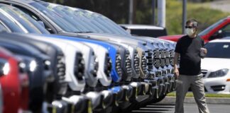 Dövizde yaşanan dalgalanma sonrasında otomobil fiyatlarına zam geldi.