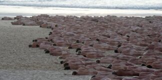 📽️Avustralya’da yüzlerce çıplak , kanser farkındalığı İçin plajda buluştu