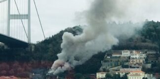 Anadolu Hisarı’nda yangın çıktı; Duman İstanbul Boğazı’nda birçok noktada görülüyor.