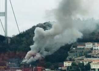 Anadolu Hisarı’nda yangın çıktı; Duman İstanbul Boğazı’nda birçok noktada görülüyor.