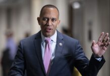 ABD Temsilciler Meclisi Demokratları oybirliğiyle Hakeem Jeffries’i ilk Siyah parti lideri olarak seçti