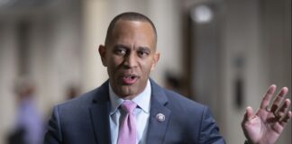 ABD Temsilciler Meclisi Demokratları oybirliğiyle Hakeem Jeffries’i ilk Siyah parti lideri olarak seçti