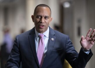 ABD Temsilciler Meclisi Demokratları oybirliğiyle Hakeem Jeffries’i ilk Siyah parti lideri olarak seçti