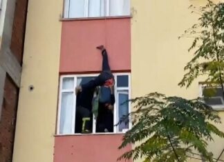 Fıkra gibi; Anahtarını unuttuğu dairesine çatıdan sarkarak girmeye çalışan kişi, halat kısa kalınca…