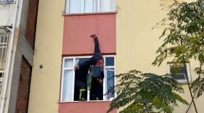 Fıkra gibi; Anahtarını unuttuğu dairesine çatıdan sarkarak girmeye çalışan kişi, halat kısa kalınca…