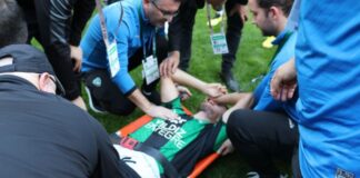 Sevincin böylesi; Taraftar galibiyeti kutlamak için sahaya girdi, futbolcuyu sakatladı