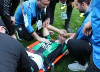 Sevincin böylesi; Taraftar galibiyeti kutlamak için sahaya girdi, futbolcuyu sakatladı