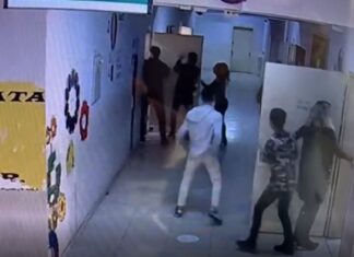 Öğrenciyi kopya çektiği için okul idaresine gönderen öğretmeni öğrencinin ağabeyleri dövdü