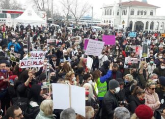 İstanbul Kadıköy’de hayvanseverler, hayvana şiddet ve barınakların durumuna tepki göstererek eylem gerçekleştirdi.